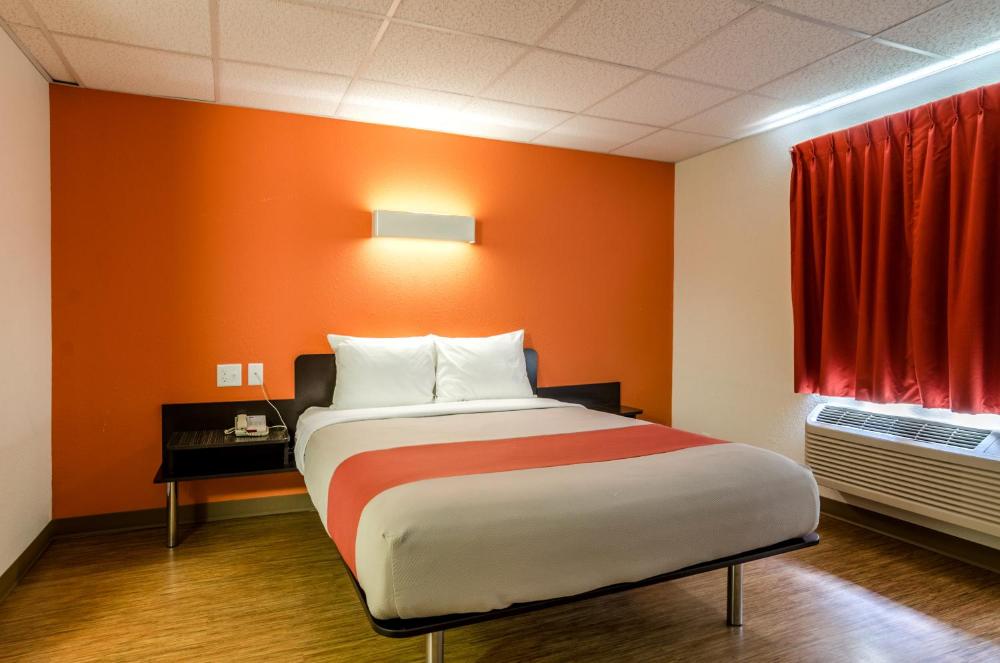 King Room - Disability Access - Non-Smoking interior